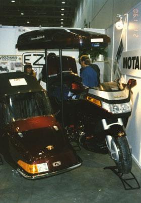 1990MP_NAYTTELYSSA.jpg