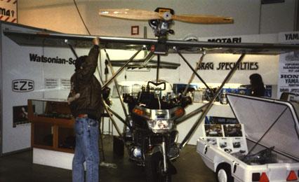 V1989MP_NAYTTELYSSA.jpg